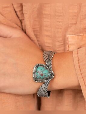 🩵🩶🪶 Southwestern style feather,  hinge, etched w/faux turquoise stone bracelet.